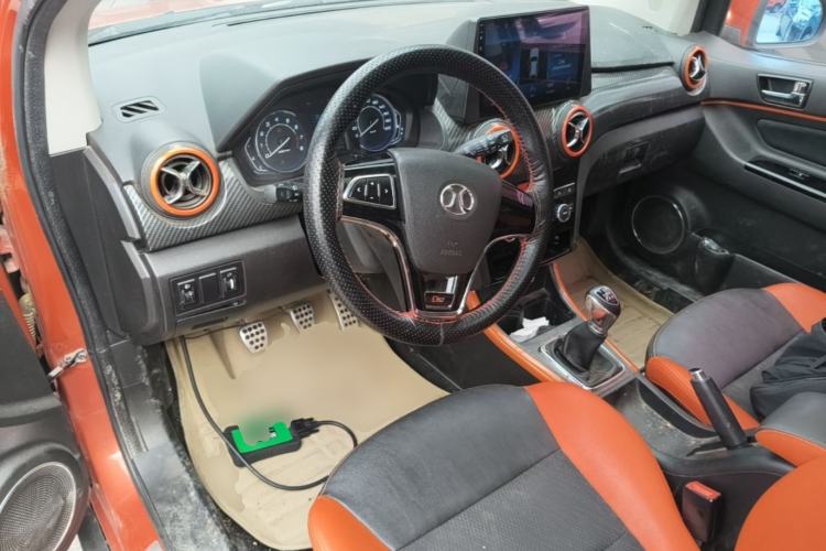 Used BAIC Senova X25 2015 1.5L Manual Elite Edition Center Console