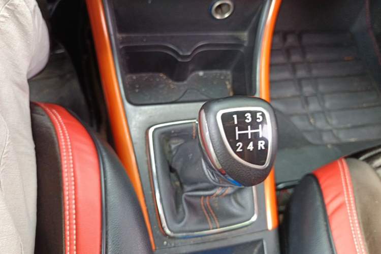 Used BAIC Senova X25 2015 1.5L Manual Elite Edition Gear Lever