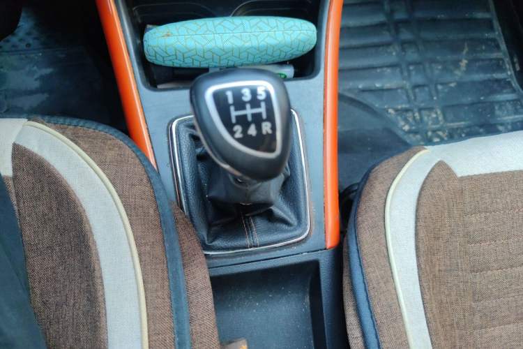Used BAIC Senova X25 2015 1.5L Manual Elite Edition Gear Lever