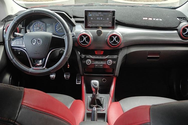 Used BAIC Senova X25 2015 1.5L Manual Elite Edition Center Console