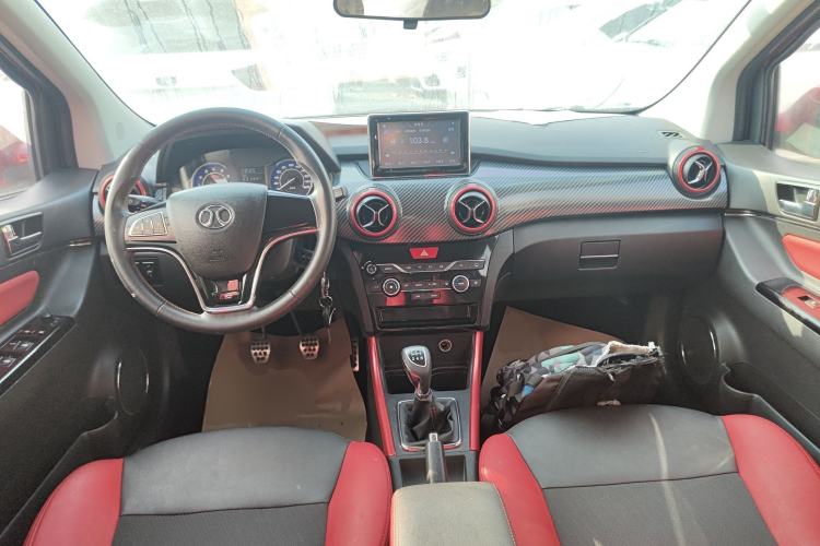Used BAIC Senova X25 2015 1.5L manual Comfort trim level Center Console