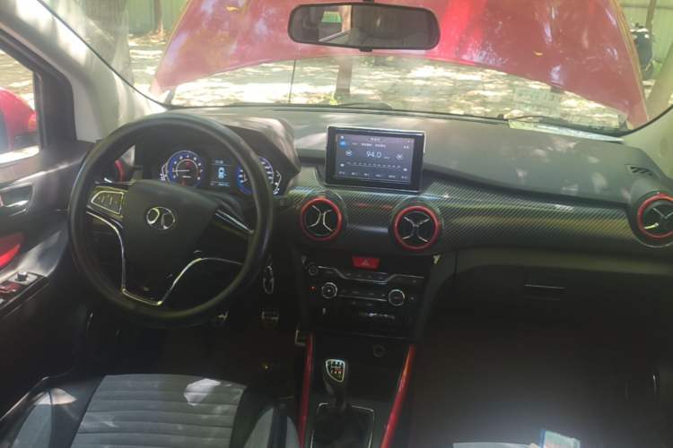 Used BAIC Senova X25 2015 1.5L Manual Elite Edition Center Console