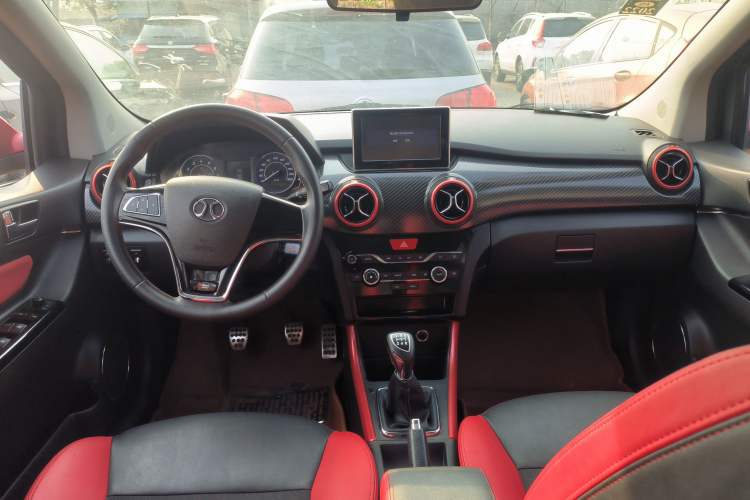Used BAIC Senova X25 2015 1.5L Manual Elite Edition Center Console