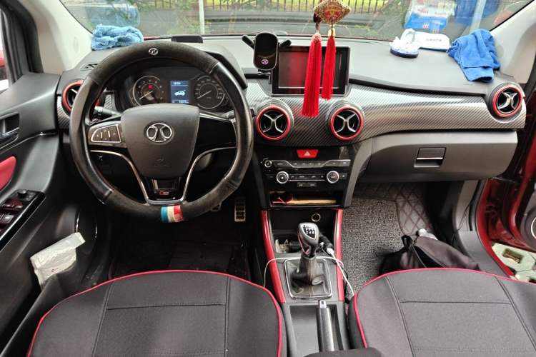 Used BAIC Senova X25 2015 1.5L Manual Elite Edition Center Console