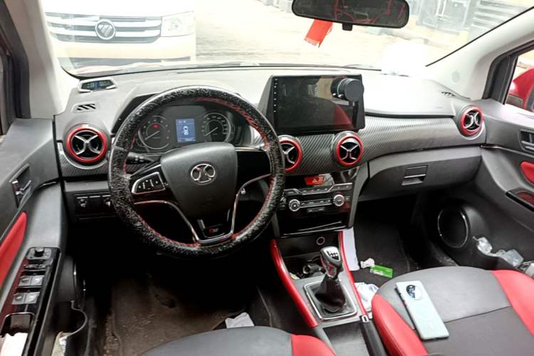 Used BAIC Senova X25 2015 1.5L Manual Elite Edition Center Console