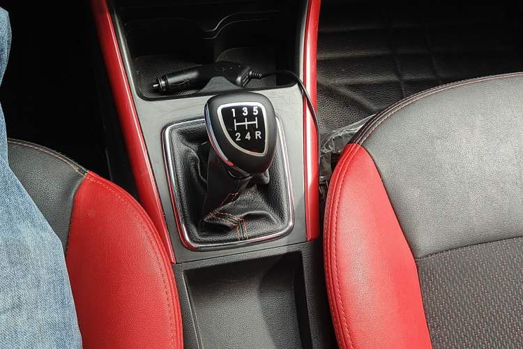 Used BAIC Senova X25 2015 1.5L Manual Elite Edition Gear Lever