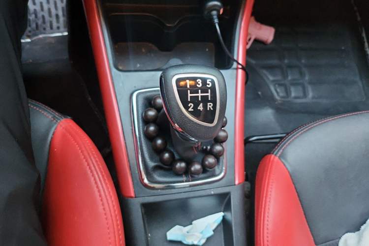 Used BAIC Senova X25 2015 1.5L manual Comfort trim level Gear Lever