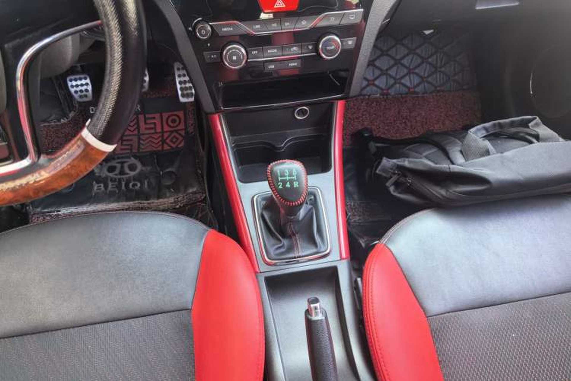 Used BAIC Senova X25 2015 1.5L manual Comfort trim level Gear Lever