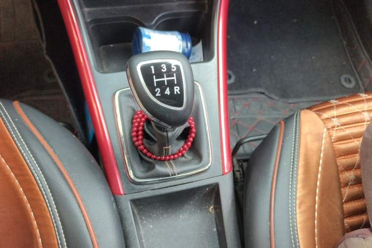Used BAIC Senova X25 2015 1.5L manual Comfort trim level Gear Lever