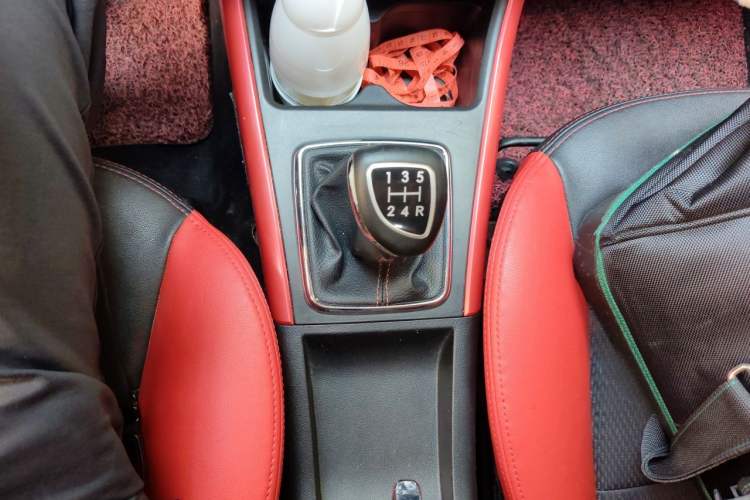 Used BAIC Senova X25 2015 1.5L Manual Elite Edition Gear Lever