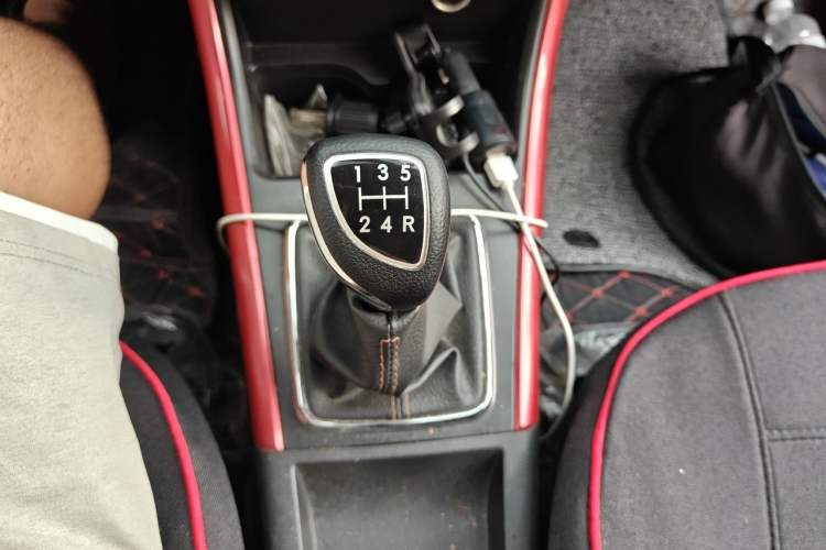 Used BAIC Senova X25 2015 1.5L Manual Elite Edition Gear Lever