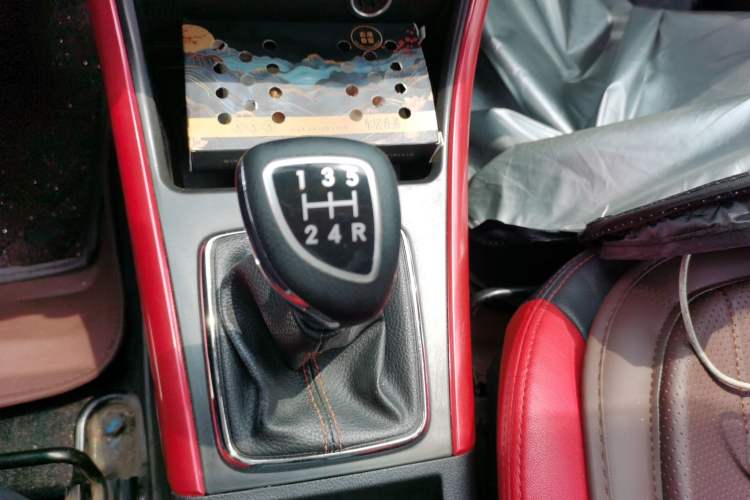 Used BAIC Senova X25 2015 1.5L manual Comfort trim level Gear Lever