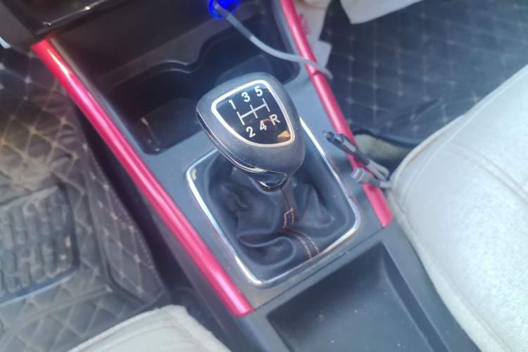 Used BAIC Senova X25 2015 1.5L manual Comfort trim level Gear Lever
