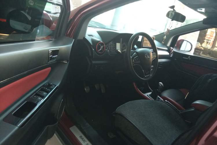 Used BAIC Senova X25 2015 1.5L Manual Elite Edition Interior 3