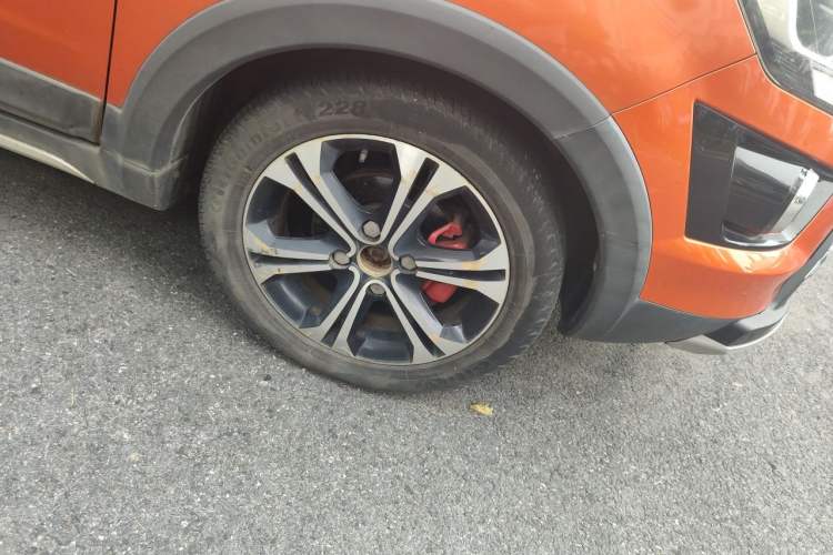 Used BAIC Senova X25 2015 1.5L Automatic Elite Model Right Front Wheel Hub