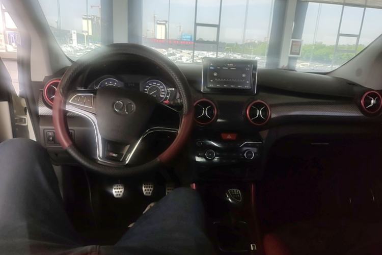 Used BAIC Senova X25 2015 1.5L manual Comfort trim level Center Console