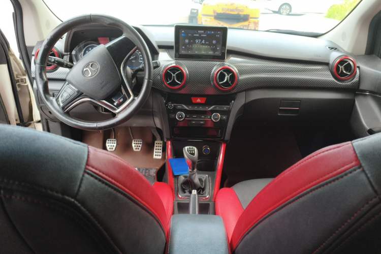 Used BAIC Senova X25 2015 1.5L Manual Elite Edition Center Console
