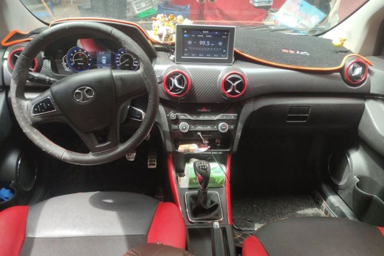 Used BAIC Senova X25 2015 1.5L Manual Elite Edition Center Console