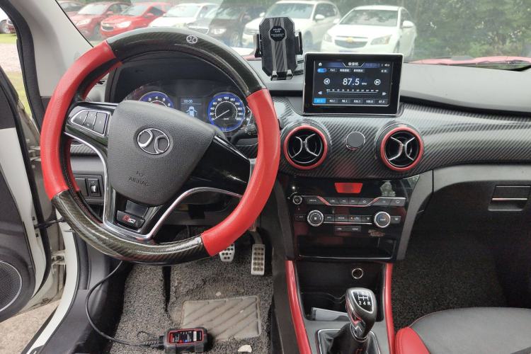 Used BAIC Senova X25 2015 1.5L Manual Elite Edition Center Console