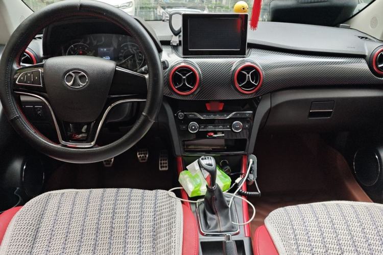 Used BAIC Senova X25 2015 1.5L Manual Elite Edition Center Console
