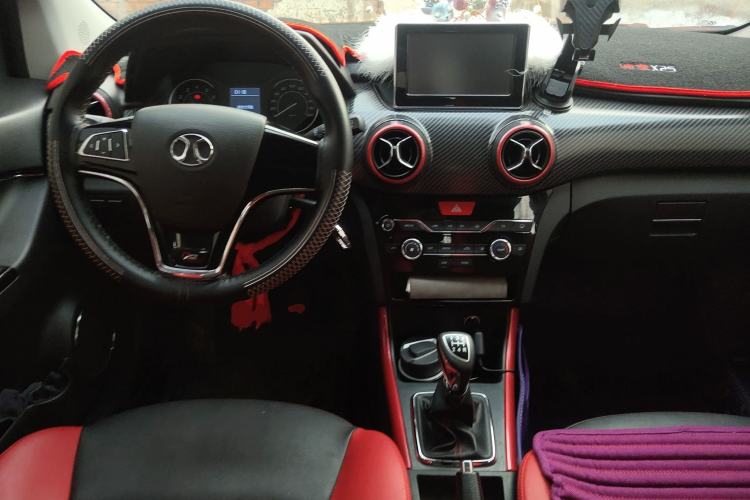Used BAIC Senova X25 2015 1.5L Manual Elite Edition Center Console