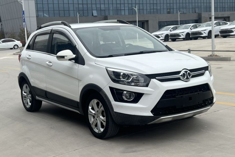 Used BAIC Senova X25 2015 1.5L manual Comfort trim level Exterior 1
