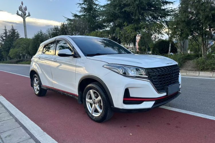 Used BAIC Senova X25 2015 1.5L manual Comfort trim level Exterior 2