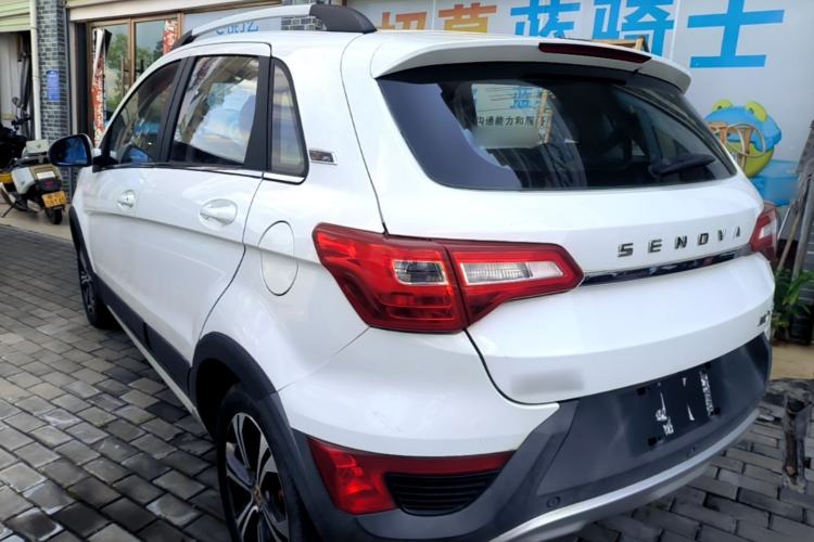 Used BAIC Senova X25 2015 1.5L manual Comfort trim level Exterior 2