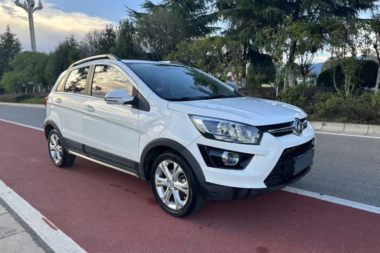 Used BAIC Senova X25 2015 1.5L manual Comfort trim level Exterior 3