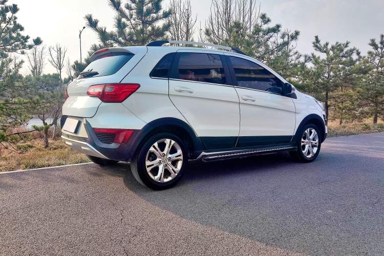 Used BAIC Senova X25 2015 1.5L manual Comfort trim level Exterior 5