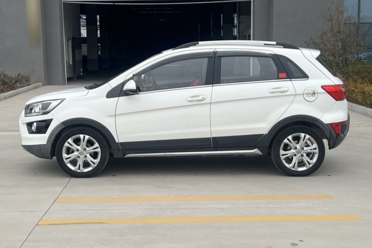 Used BAIC Senova X25 2015 1.5L manual Comfort trim level Exterior 6