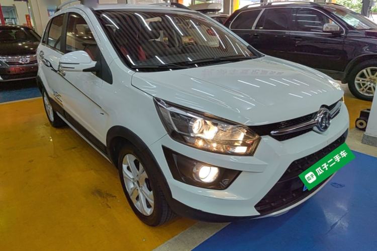 Used BAIC Senova X25 2015 1.5L manual Comfort trim level Front Right 45 Deg
