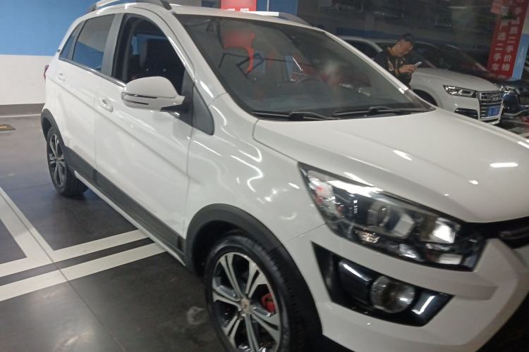 Used BAIC Senova X25 2015 1.5L automatic luxury version Front Right 45 Deg