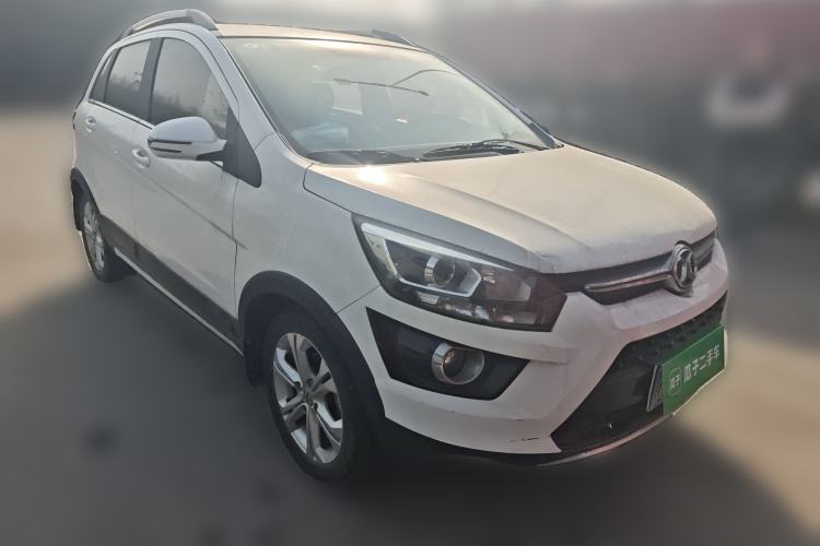 Used BAIC Senova X25 2015 1.5L manual Comfort trim level Front Right 45 Deg
