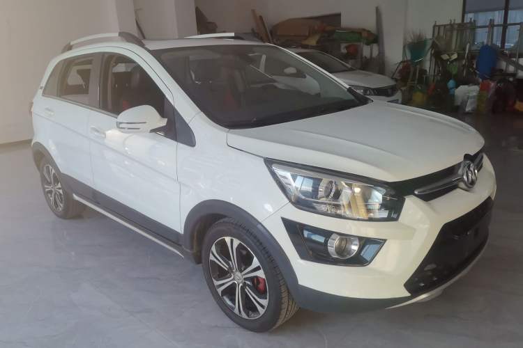 Used BAIC Senova X25 2015 1.5L automatic luxury version Front Right 45 Deg