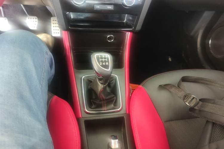 Used BAIC Senova X25 2015 1.5L manual Comfort trim level Gear Lever