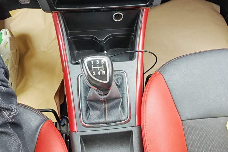 Used BAIC Senova X25 2015 1.5L manual Comfort trim level Gear Lever