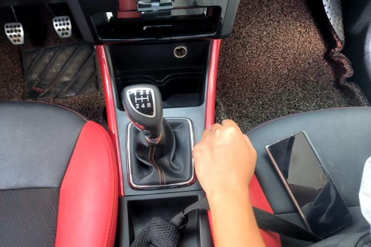 Used BAIC Senova X25 2015 1.5L manual Comfort trim level Gear Lever