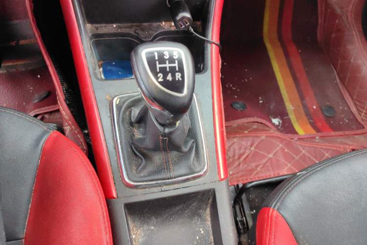 Used BAIC Senova X25 2015 1.5L Manual Elite Edition Gear Lever
