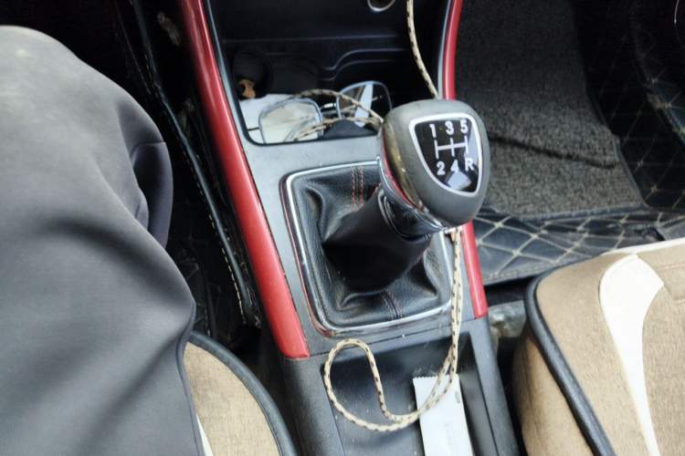 Used BAIC Senova X25 2015 1.5L Manual Elite Edition Gear Lever