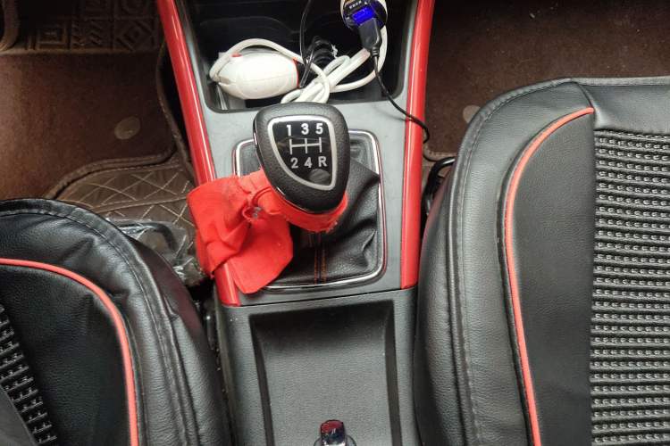 Used BAIC Senova X25 2015 1.5L Manual Elite Edition Gear Lever
