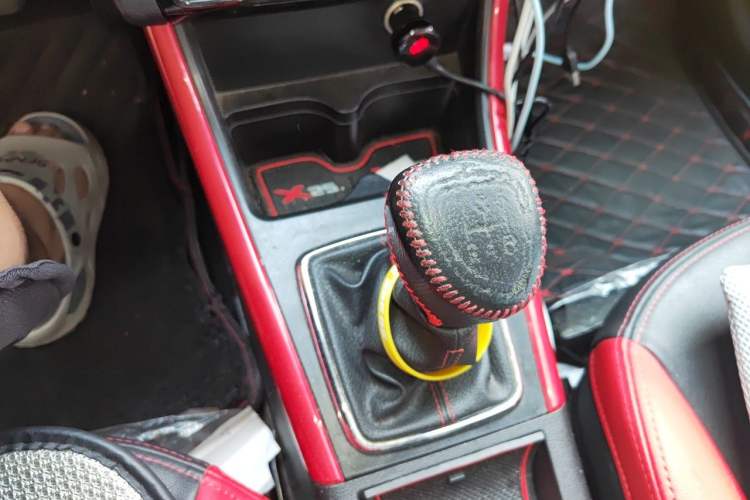 Used BAIC Senova X25 2015 1.5L manual Comfort trim level Gear Lever