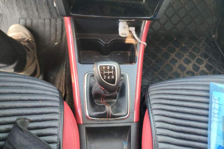 Used BAIC Senova X25 2015 1.5L manual Comfort trim level Gear Lever