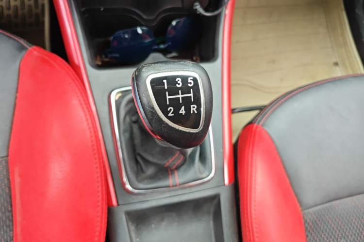 Used BAIC Senova X25 2015 1.5L manual Comfort trim level Gear Lever