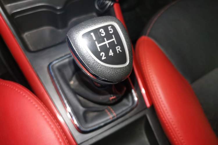 Used BAIC Senova X25 2015 1.5L manual Comfort trim level Gear Lever