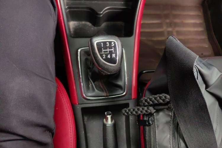 Used BAIC Senova X25 2015 1.5L Manual Elite Edition Gear Lever