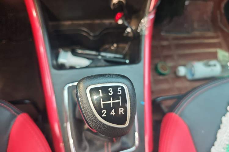 Used BAIC Senova X25 2015 1.5L manual Comfort trim level Gear Lever