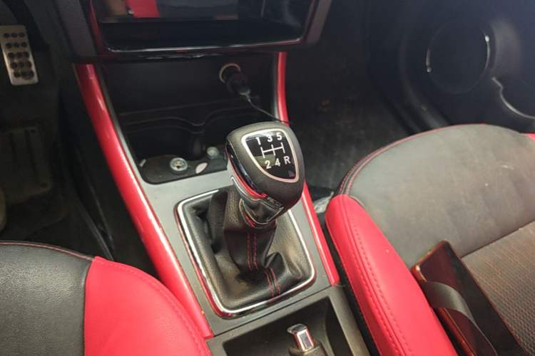 Used BAIC Senova X25 2015 1.5L Manual Elite Edition Gear Lever