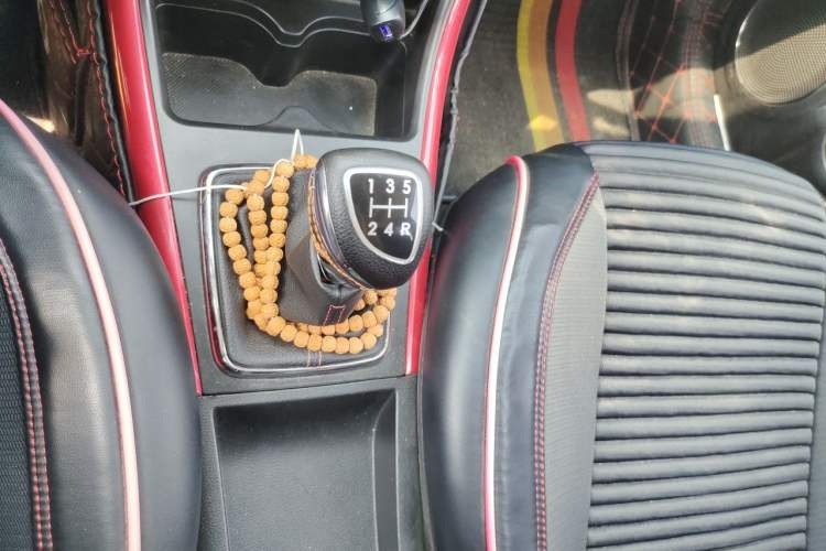 Used BAIC Senova X25 2015 1.5L Manual Elite Edition Gear Lever