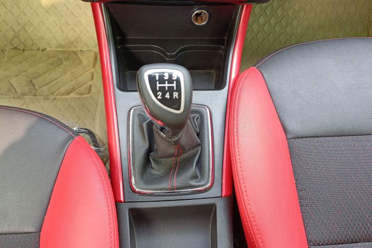 Used BAIC Senova X25 2015 1.5L Manual Elite Edition Gear Lever